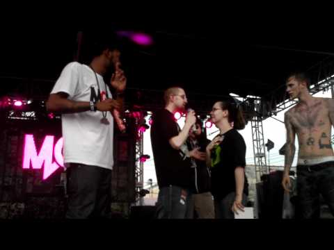 Fan proposes to his girlfriend on stage at Hostile Takeover Tour – Minneapolis, MN